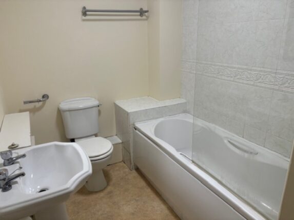 Flat 4 , 358 Parrswood Road - Image 7