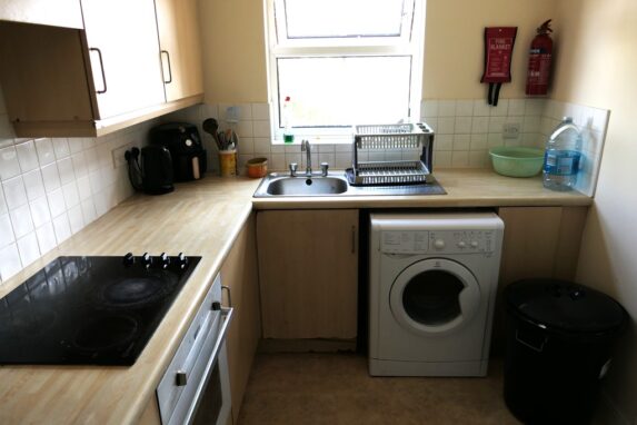 Flat 4 , 358 Parrswood Road - Image 4