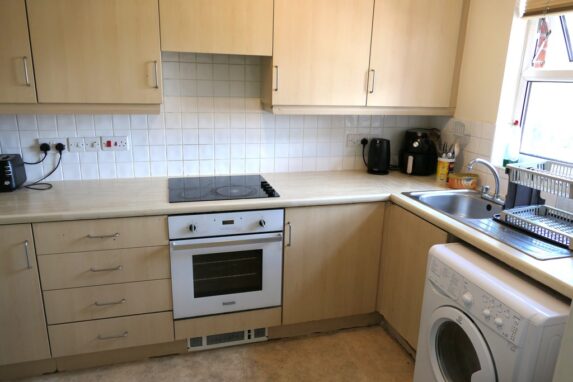 Flat 4 , 358 Parrswood Road - Image 3
