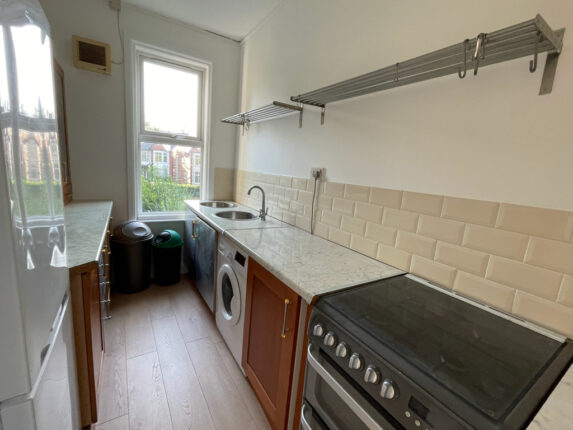 Flat 2, 46 Wood Road - Image 5