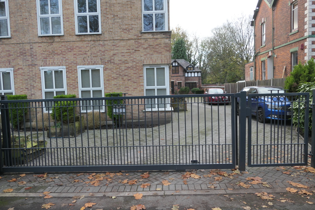 Alexandra Rd South , Whalley Range - Image 12